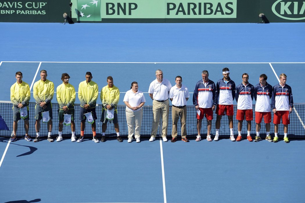 Čeští tenisté prohrávají v utkání 1. kola Davisova poháru po úvodních dvouhrách v Austrálii 0:2 a hrozí jim baráž o udržení ve Světové skupině.