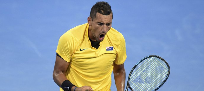 Nick Kyrgios se raduje ve čtvrtfinále Davis Cupu v zápase proti Johnu Isnerovi z USA