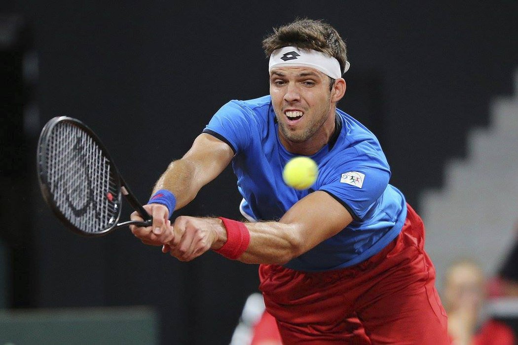 Jiří Veselý překvapivě podlehl v Budapešti při utkání Davis Cupu domácímu Zsomboru Pirosovi 6:3, 4:6, 6:4, 6:7 a 5:7.