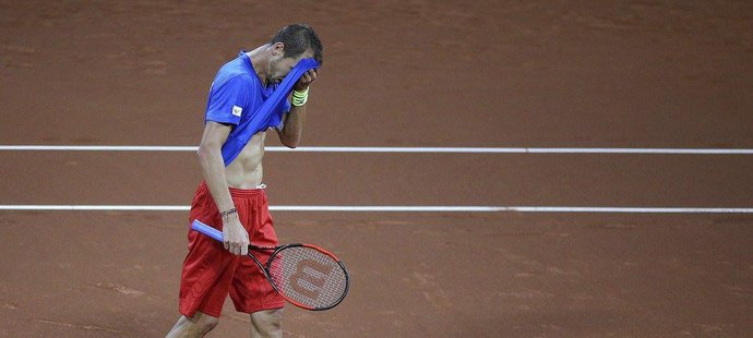 Lukáš Rosol schovává tvář do trička v rozhodujícím pátém duelu baráže v Nizozemsku