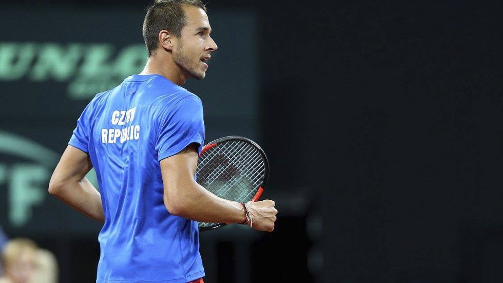 Lukáš Rosol se hecuje v zápase proti Thiemo de Bakkerovi