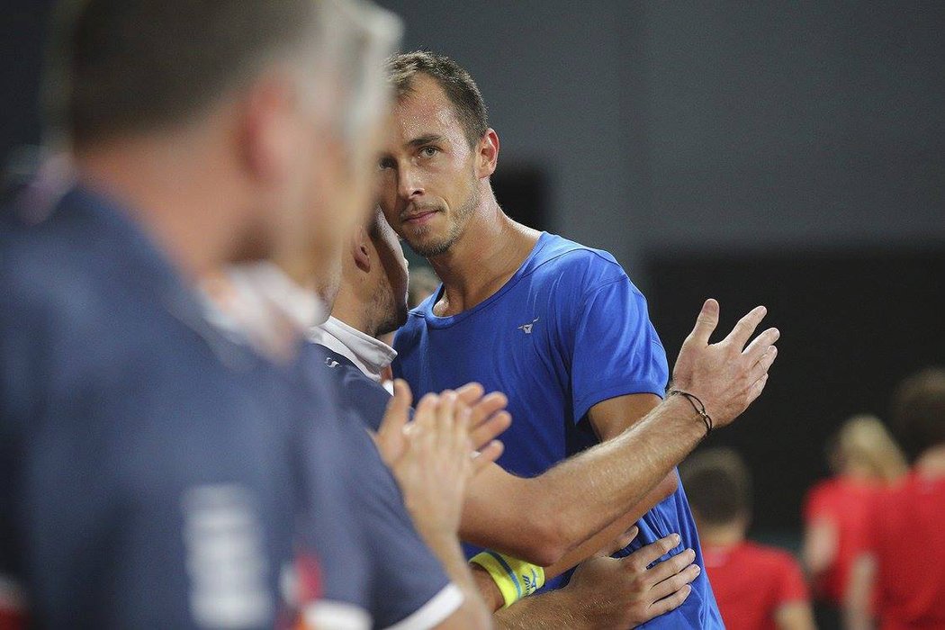 Lukáš Rosol po porážce s Thiemem de Bakkerem, která znamená sestup český tenistů ze Světové skupiny Davis Cupu