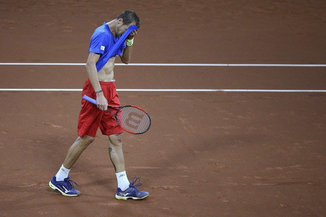 Lukáš Rosol schovává tvář do trička v rozhodujícím pátém duelu baráže v Nizozemsku