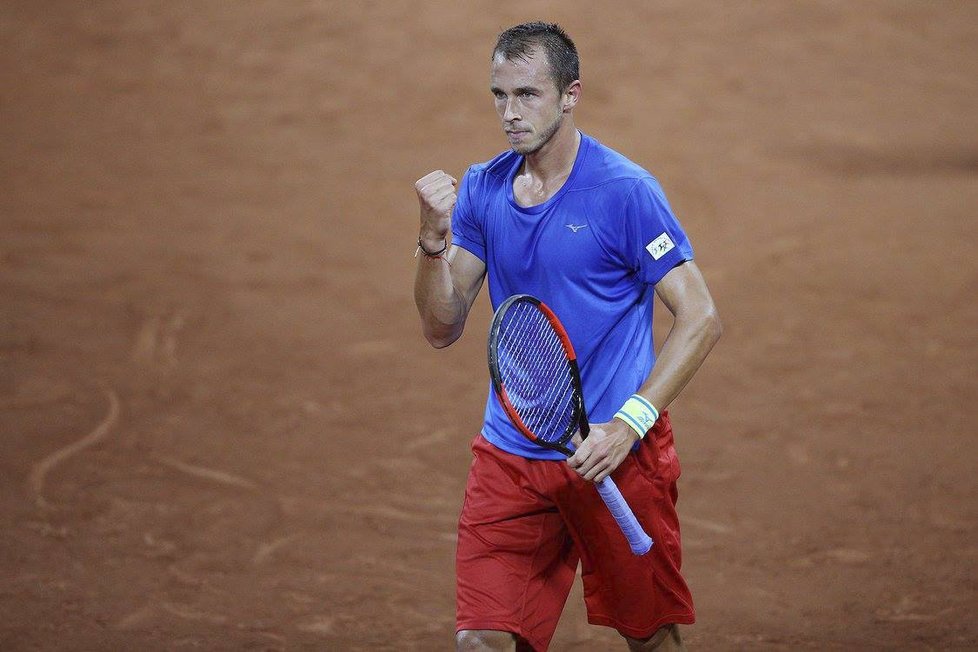 Lukáš Rosol se hecuje v zápase proti Robinu Haasovi v daviscupové baráži s Nizozemskem