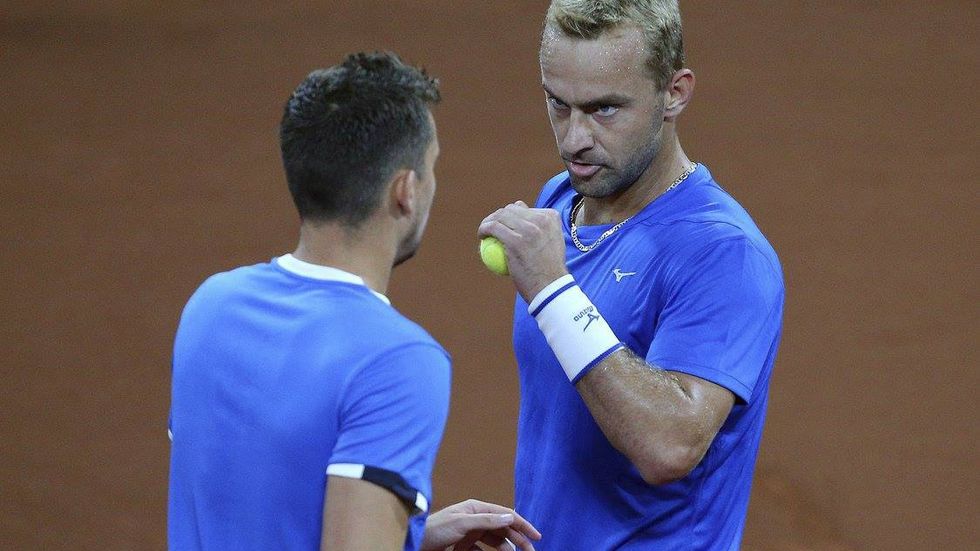 Adam Pavlásek (vlevo) s Romanem Jebavým ve čtyřhře proti nizozemské dvojici