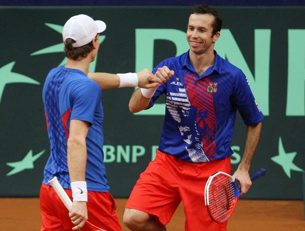 Tomáš Berdych (vlevo) s Radkem Štěpánkem se radují z bodu ve čtyřhře proti Belgičanům Tomáš Berdych (vlevo) s Radkem Štěpánkem se radují z bodu ve čtyřhře proti Belgičanům