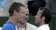 Parťáci. Radek Štěpánek (vpravo) gratuluje Tomáši Berdychovi po jeho výhře nad Mónakem