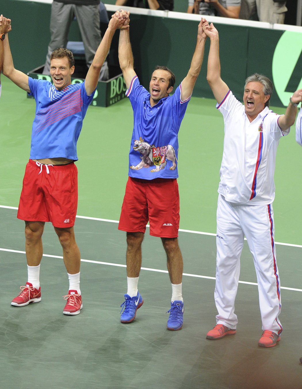 Takhle se čeští tenisté radovali z triumfu v Davis Cupu. Hlavní opory týmu včetně kapitána Navrátila zvažují, zda budou v týmové soutěži pokračovat