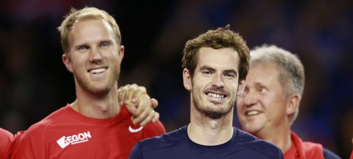 Andy Murray slaví s britským daviscupovým týmem výhru nad Austrálií a postup do finále po 37 letech