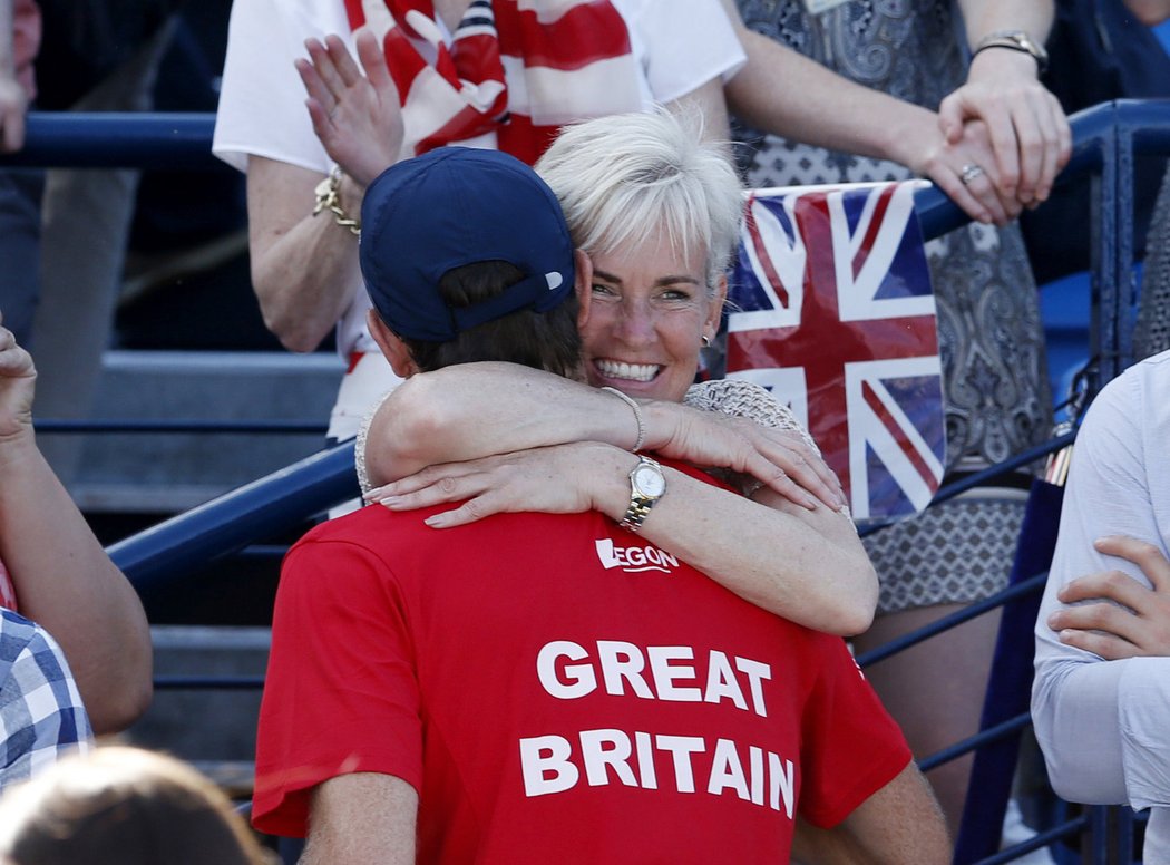 Andy Murray se objímá se svou matkou, tenisovou trenérkou Judy