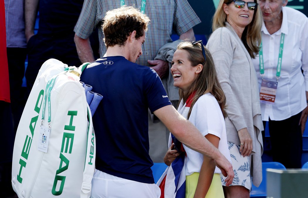 Murray přijímá gratulace po postupu do semifinále Davis Cupu od manželky Kim