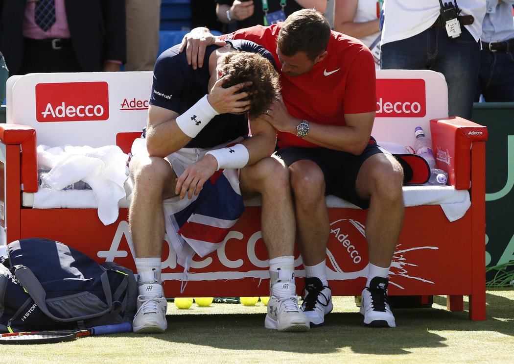 Andy Murray plakal štěstím, když s Velkou Británií postoupil do semifinále Davis Cupu