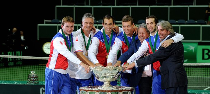 Miroslav Černošek (třetí zprava) není spokojen s odměnou za vítězství v Davisově poháru, jinak ale českou daviscupovou euforii nic nebrzdí