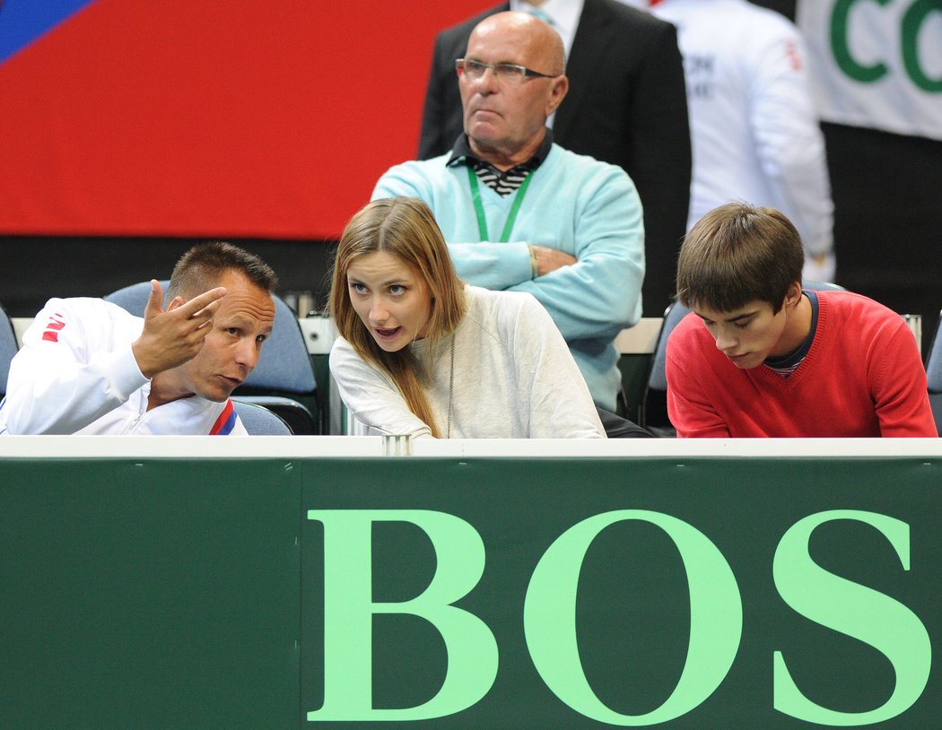 Na tribuně v O2 Areně při semifinále s Argentinou nechyběla ani přítelkyně Tomáše Berdycha Ester Sátorová, vpravo od ní sedí její bratr
