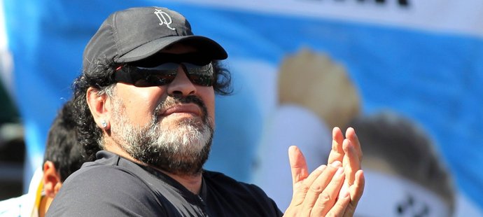 Diego Maradona fandí v semifinále Davis Cupu při zápase Berlocq - Berdych. Marně, Češi jsou ve finále