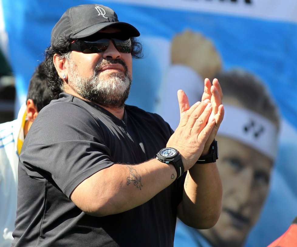 Diego Maradona fandí v semifinále Davis Cupu při zápase Berlocq - Berdych. Marně, Češi jsou ve finále
