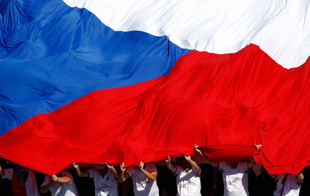 Čeští fanoušci v Argentině roztahují nad svými hlavami obří vlajku. Tomáš Berdych nakonec poslal Česko do finále Davis Cupu