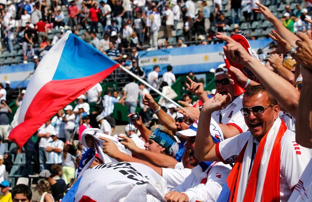 Fantastičtí čeští fanoušci podporují tenisty při Davis Cupu. Na finále proti Španělsku bude pražská O2 Arena nabitá.