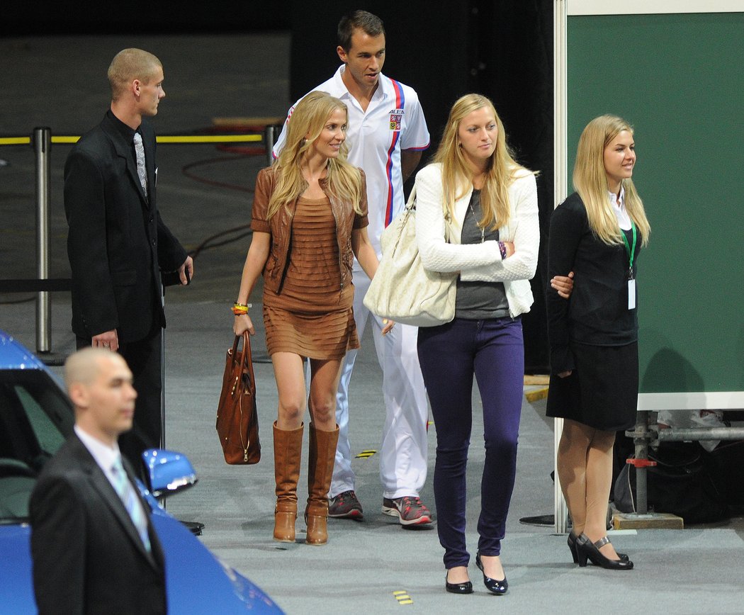Michaela Ochotská a Petra Kvitová přicházejí na tribunu O2 Areny při semifinále Davis Cupu mezi Českem a Argentinou