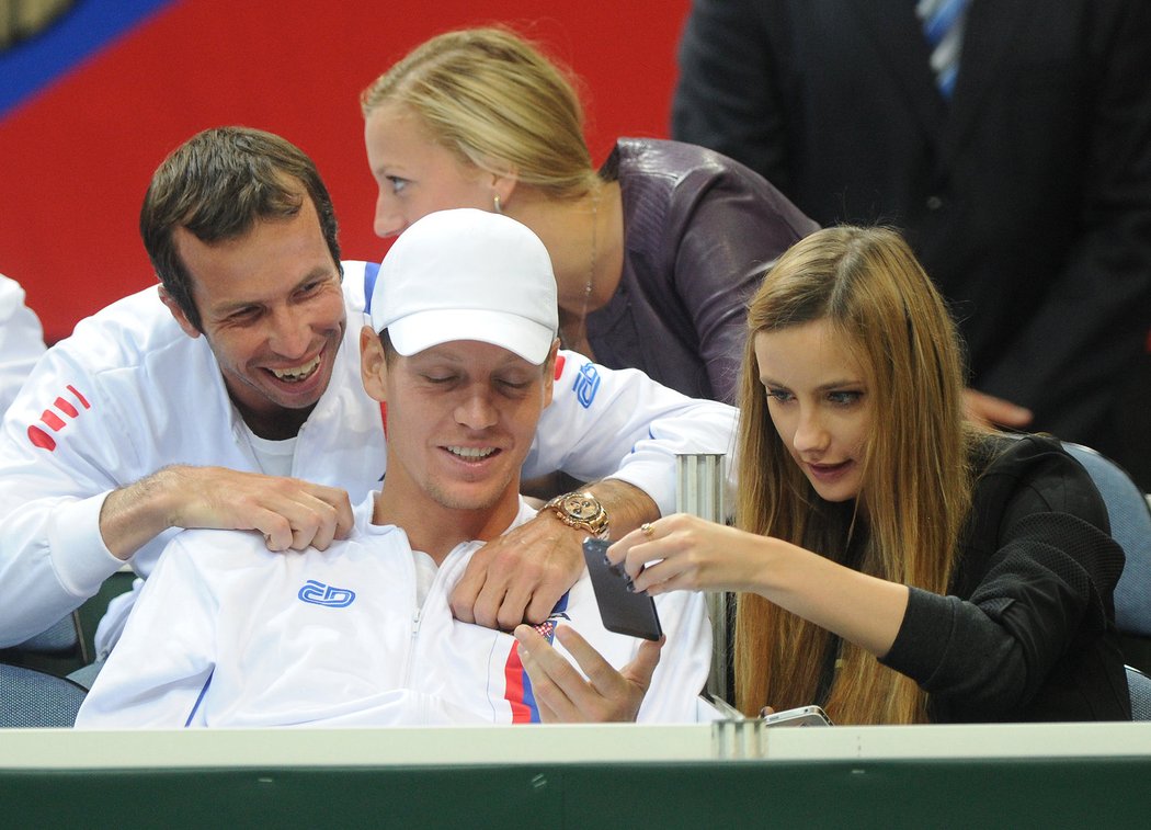 Vítězná čtyřka. Radek Štěpánek, Petra Kvitová, Tomáš Berdych a Ester Sátorová během dvouhry Lukáše Rosola proti Zeballosovi