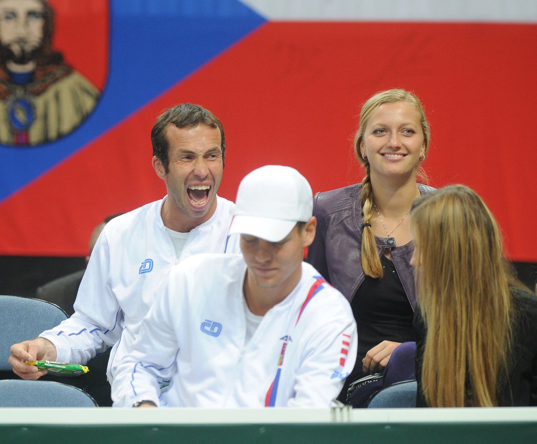 Rosol se na kurtu dřel s Zeballosem, Štěpánek, Berdych a jejich přítelkyně se na tribuně dobře bavili