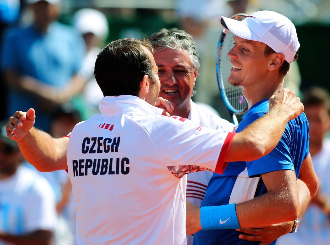 Radek Štěpánek (vlevo) a nehrající kapitán Jaroslav Navrátil přibíhají k Tomáši Berdychovi, který právě získal rozhodující bod semifinále Davis Cupu v Argentině