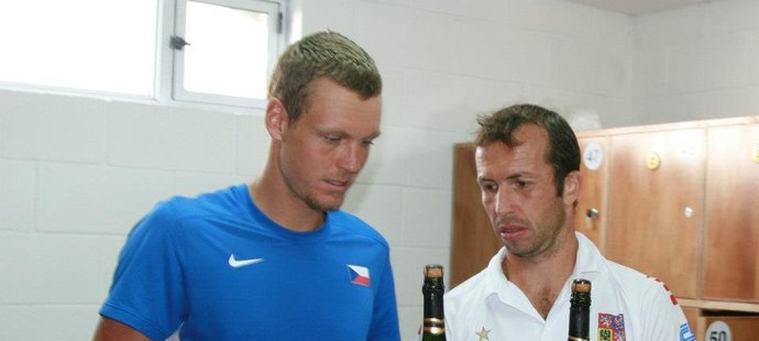 Tomáš Berdych s Radkem Štěpánkem jdou na oslavy se šampaňským