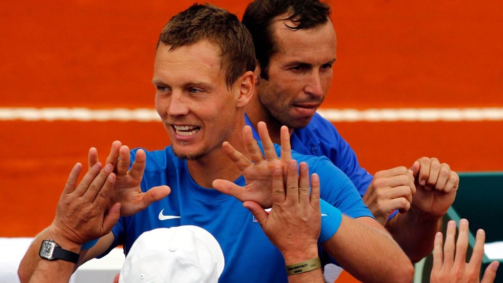Tomáš Berdych s Radkem Štěpánkem se radují z vítězství ve čtyřhře