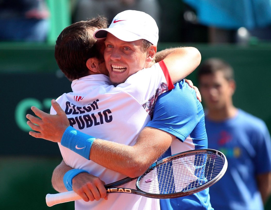 Radek Štěpánek gratuluje Tomáši Berdychovi, který zařídil postup do finále Davis Cupu