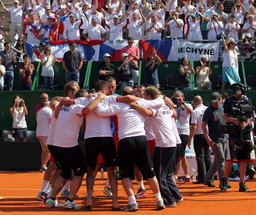Je to tam! Čeští tenisté slaví postup do finále Davis Cupu