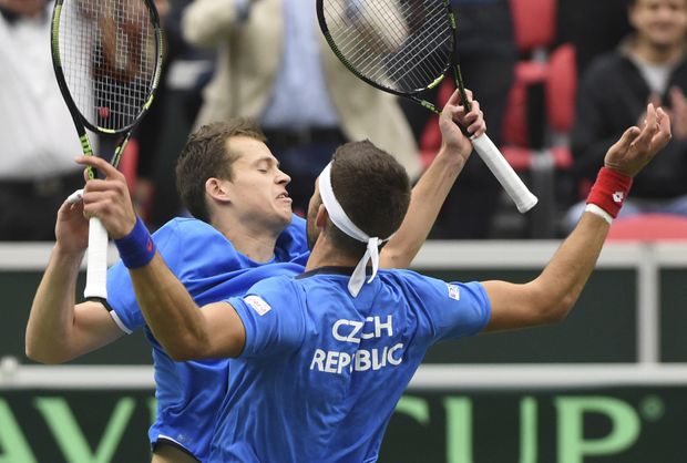 Adam Pavlásek (vlevo) a Jiří Veselý se radují z vítězství nad Australany Adam Pavlásek (vlevo) a Jiří Veselý se radují z vítězství nad Australany