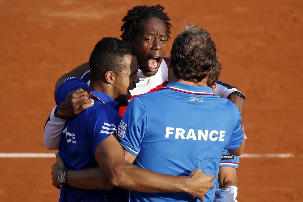 Gael Monfils se vrhá na své daviscupové parťáky, kteří dotáhli Francii do finále
