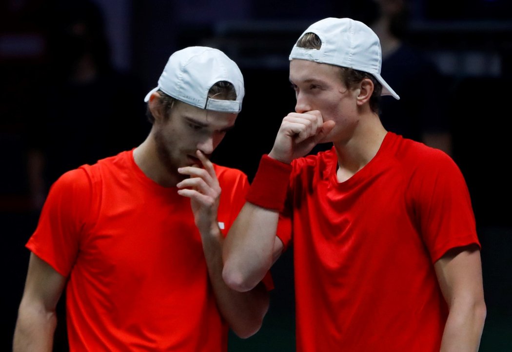 Čtyřhra v Davis Cupu mezi Francií a Českem, v akci tenisté Jiří Lehečka a Tomáš Macháč