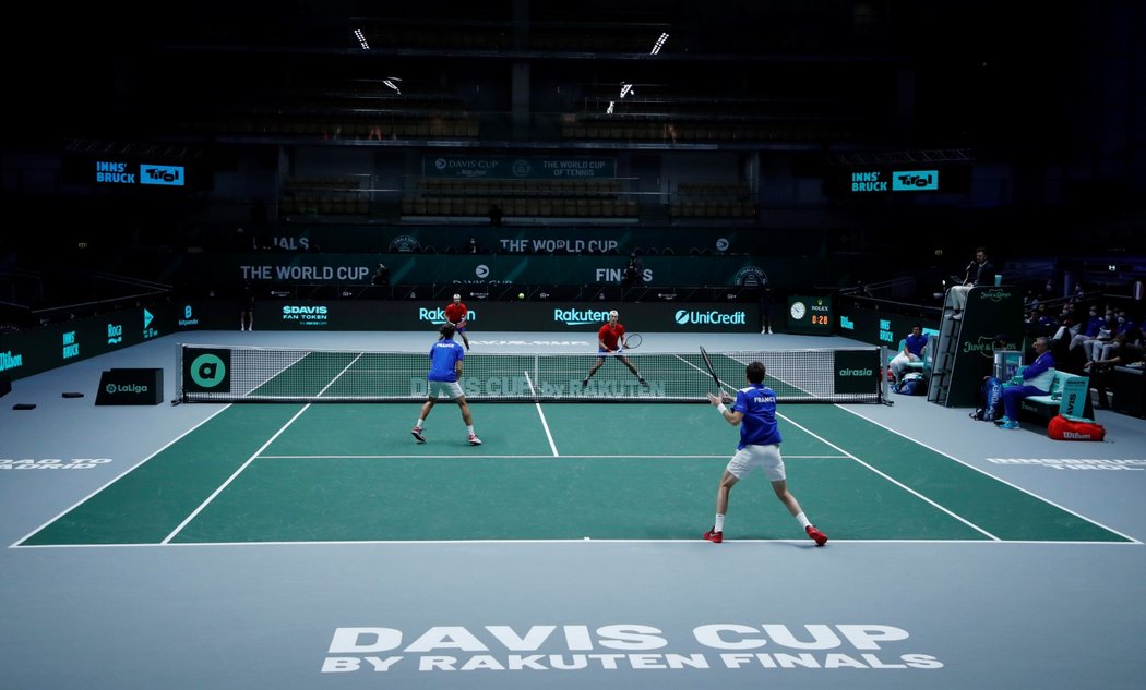 Čtyřhra v Davis Cupu mezi Francií a Českem, v akci tenisté Jiří Lehečka a Tomáš Macháč