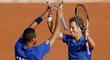 Jo-Wilfried Tsonga (vlevo) a Richard Gasquet se radují z postupu do finále Davis Cupu