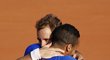 Richard Gasquet (vzadu) objímá Jo-Wilfrieda Tsongu po výhře ve čtyřhře a postupu do finále Davis Cupu