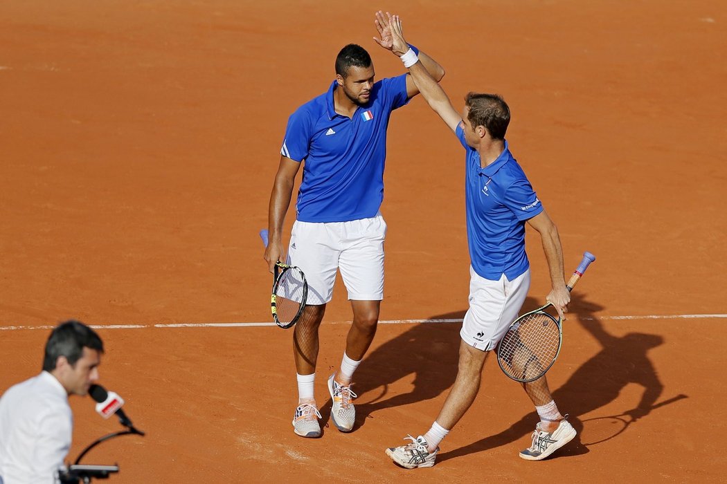 Francouzi Jo-Wilfried Tsonga (vlevo) a Richard Gasquet se radují z bodu nad českým párem Berdych, Štěpánek