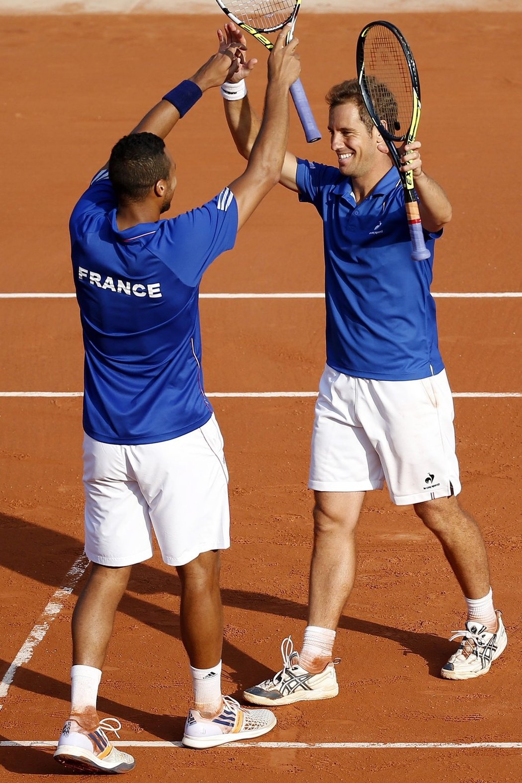 Jo-Wilfried Tsonga (vlevo) a Richard Gasquet se radují z postupu do finále Davis Cupu