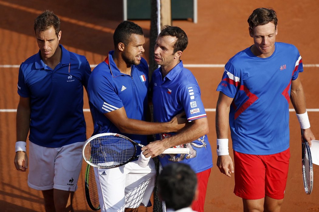 Richard Gasquet a Jo-Wilfried Tsonga si podávají ruce s českým párem Radek Štěpánek, Tomáš Berdych po semifinálové čtyřhře, která poslala do boje o salátovou mísu Francii