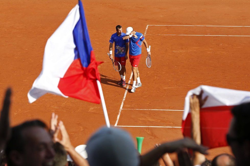 Radek Štěpánek s Tomášem Berdychem v průběhu čtyřhry proti francouzské dvojici Tsonga - Gasquet. Češi padli ve čtyřech setech a jejich cesta za třetím daviscupovým titulem v řadě skončila v semifinále