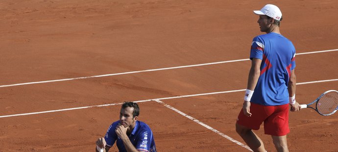 Radek Štěpánek (vlevo) smutně kouká za špatně neuznaným míčkem ve čtyřhře proti Francouzům v semifinále Davis Cupu