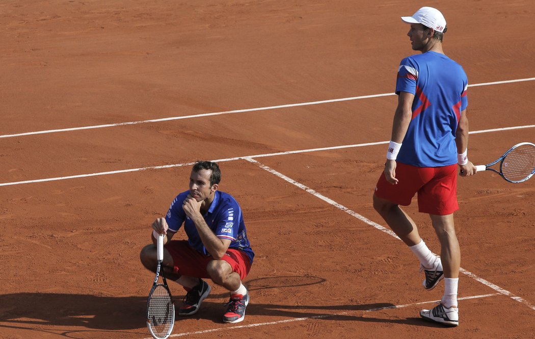 Radek Štěpánek (vlevo) smutně kouká za špatně neuznaným míčkem ve čtyřhře proti Francouzům v semifinále Davis Cupu