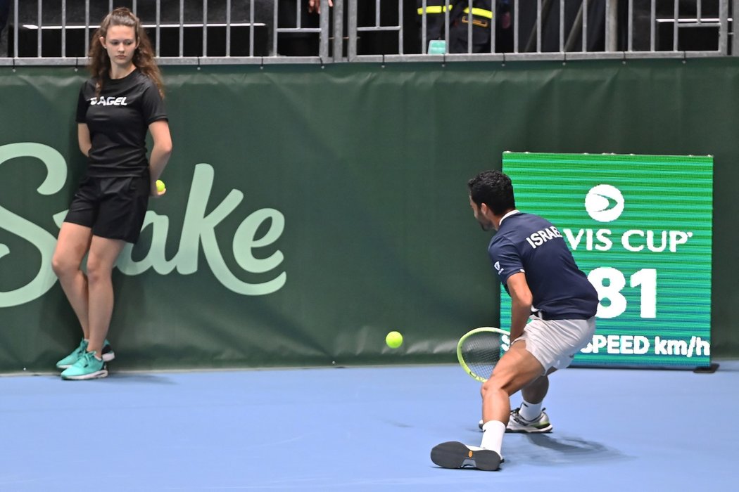 Izraelský tenista Daniel Cukierman se zranil při doběhu míčku a musel skrečovat čtyřhru proti Česku