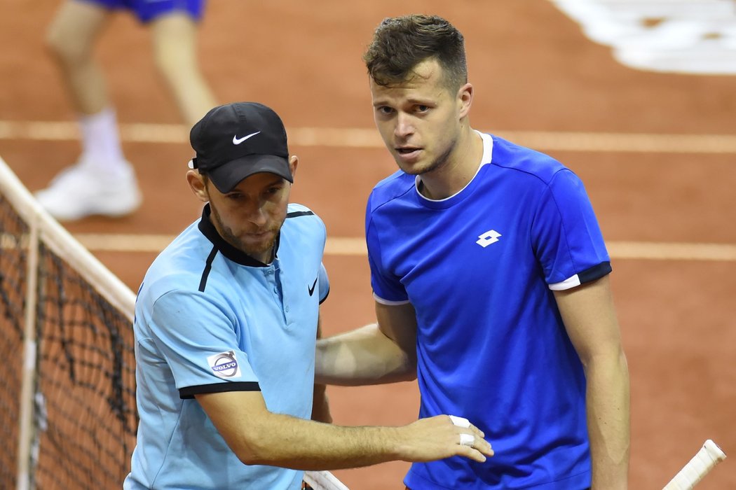 Český tenista Adam Pavlásek v utkání Davis Cupu s Dudim Selou