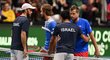 Čeští tenisté si podávájí ruce s Izraelci, kteří musel v kvalifikaci Davis Cupu vzdát čtyřhru