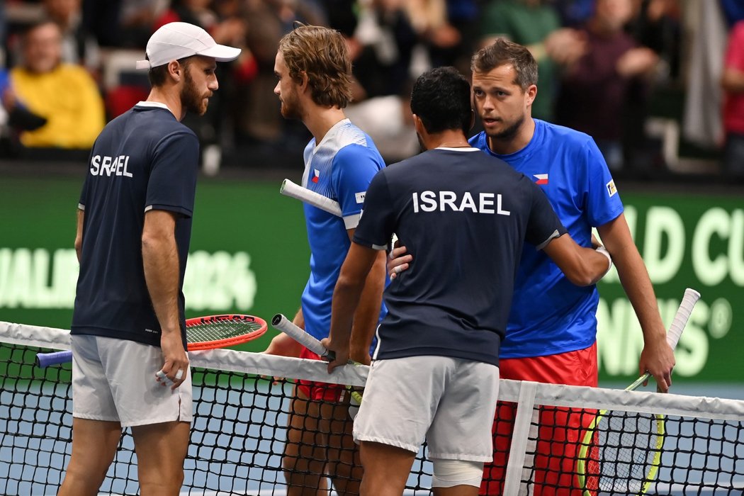 Čeští tenisté si podávájí ruce s Izraelci, kteří musel v kvalifikaci Davis Cupu vzdát čtyřhru