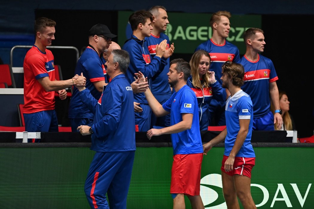 Český tým se raduje z postupu přes Izrael do další fáze Davis Cupu