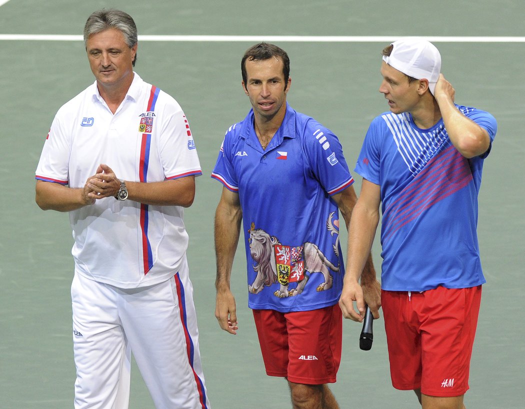 Nehrající kapitán Jaroslav Navrátil s Radkem Štěpánkem a Tomášem Berdychem v semifinále Davis Cupu proti Argentině v roce 2013