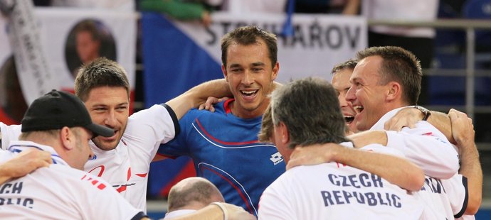 Čeští tenisté slaví vítězství Lukáše Rosola (uprostřed) a postup do semifinále Davis Cupu