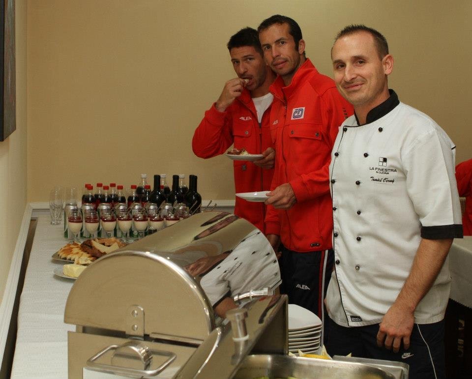 Čeští tenisté si do Kazachstánu pro jistotu vezli i vlastního kuchaře
